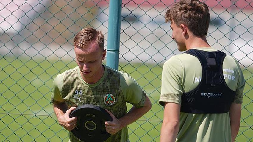 Alanyaspor’un Kosovalı futbolcusu Hadergjonaj yeni sezona sıkı hazırlanıyor