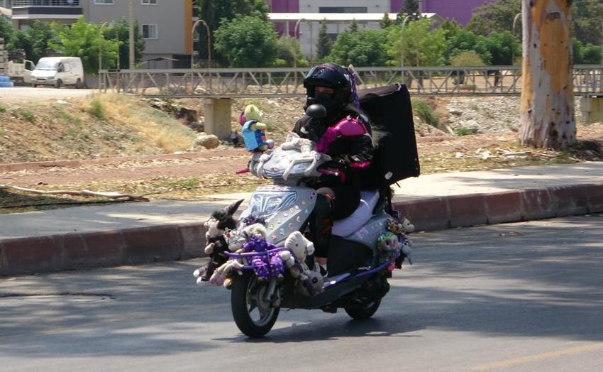 Mersin sokaklarında sıra dışı bir görüntü! Herkes bu motosiklete hayran kaldı: 'Aracıyla takas etmek isteyenler oluyor'
