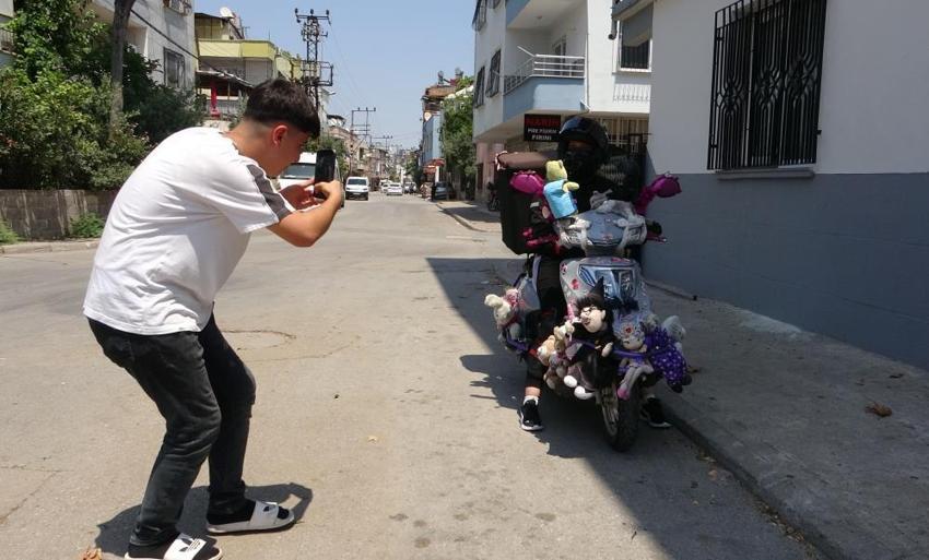 Mersin sokaklarında sıra dışı bir görüntü! Herkes bu motosiklete hayran kaldı: 'Aracıyla takas etmek isteyenler oluyor'
