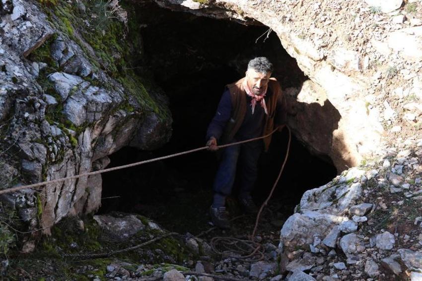 Çoban keşfetti, kaçak kazı sonra başladı: Denizli'de dağın tepesinde oydukça toprak altından parladı