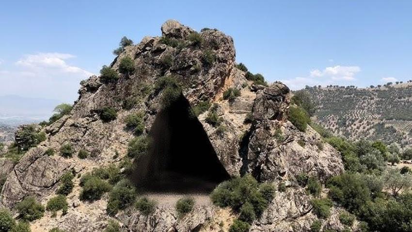 Çoban keşfetti, kaçak kazı sonra başladı: Denizli'de dağın tepesinde oydukça toprak altından parladı