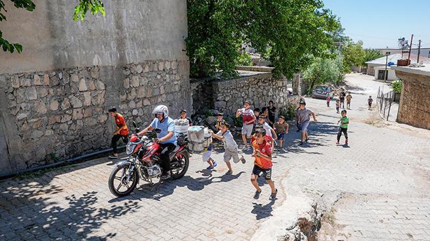 Diyarbakır'da 34 yıldan beri gittiği her yerde çocuklar etrafını sarıyor! Çermik ilçesinin köylerinde parası olan da olmayan da satın alıyor