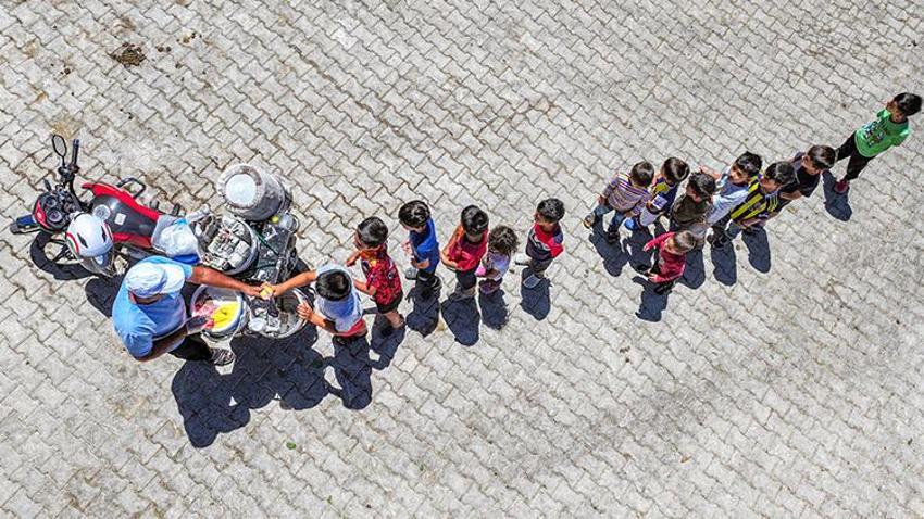 Diyarbakır'da 34 yıldan beri gittiği her yerde çocuklar etrafını sarıyor! Çermik ilçesinin köylerinde parası olan da olmayan da satın alıyor