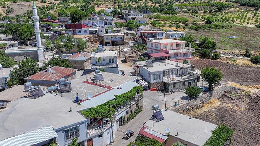 Diyarbakır'da 34 yıldan beri gittiği her yerde çocuklar etrafını sarıyor! Çermik ilçesinin köylerinde parası olan da olmayan da satın alıyor