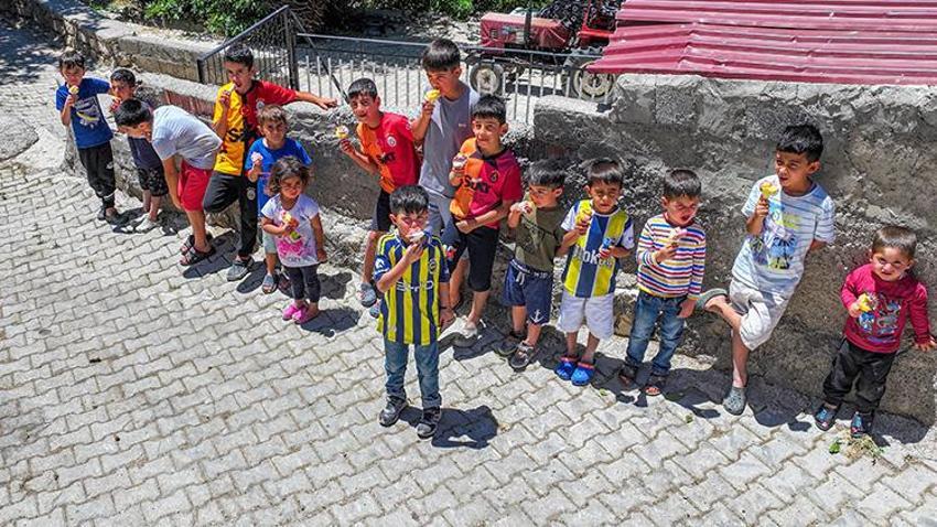 Diyarbakır'da 34 yıldan beri gittiği her yerde çocuklar etrafını sarıyor! Çermik ilçesinin köylerinde parası olan da olmayan da satın alıyor