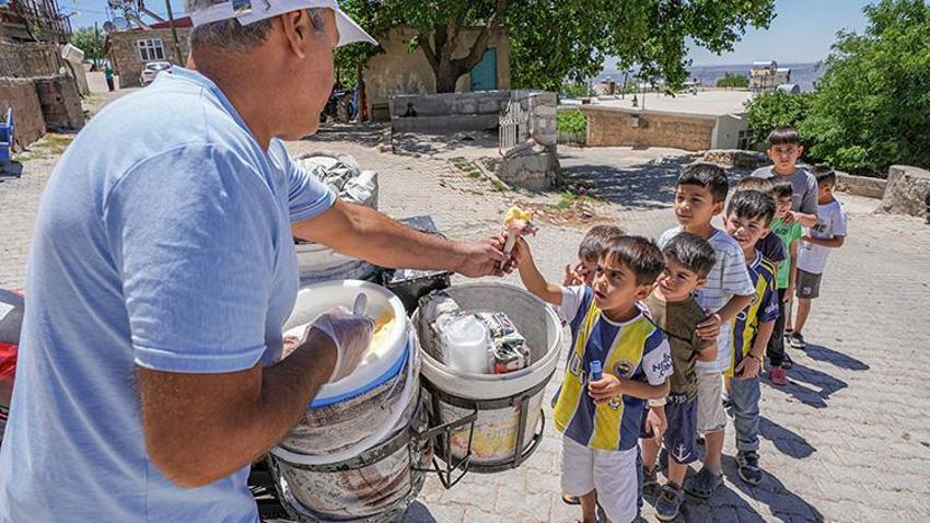 Diyarbakır'da 34 yıldan beri gittiği her yerde çocuklar etrafını sarıyor! Çermik ilçesinin köylerinde parası olan da olmayan da satın alıyor