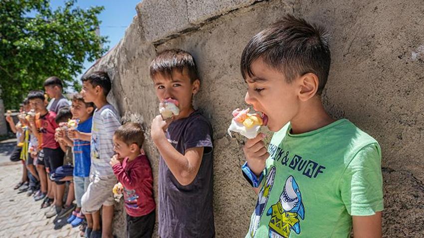 Diyarbakır'da 34 yıldan beri gittiği her yerde çocuklar etrafını sarıyor! Çermik ilçesinin köylerinde parası olan da olmayan da satın alıyor