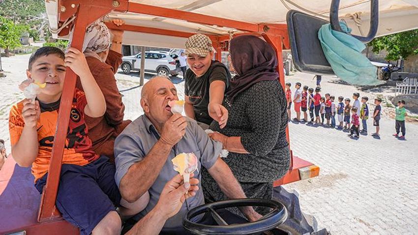Diyarbakır'da 34 yıldan beri gittiği her yerde çocuklar etrafını sarıyor! Çermik ilçesinin köylerinde parası olan da olmayan da satın alıyor