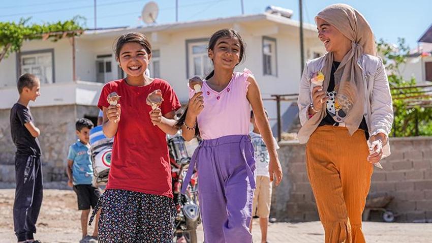 Diyarbakır'da 34 yıldan beri gittiği her yerde çocuklar etrafını sarıyor! Çermik ilçesinin köylerinde parası olan da olmayan da satın alıyor