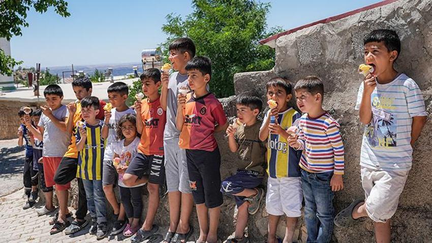 Diyarbakır'da 34 yıldan beri gittiği her yerde çocuklar etrafını sarıyor! Çermik ilçesinin köylerinde parası olan da olmayan da satın alıyor