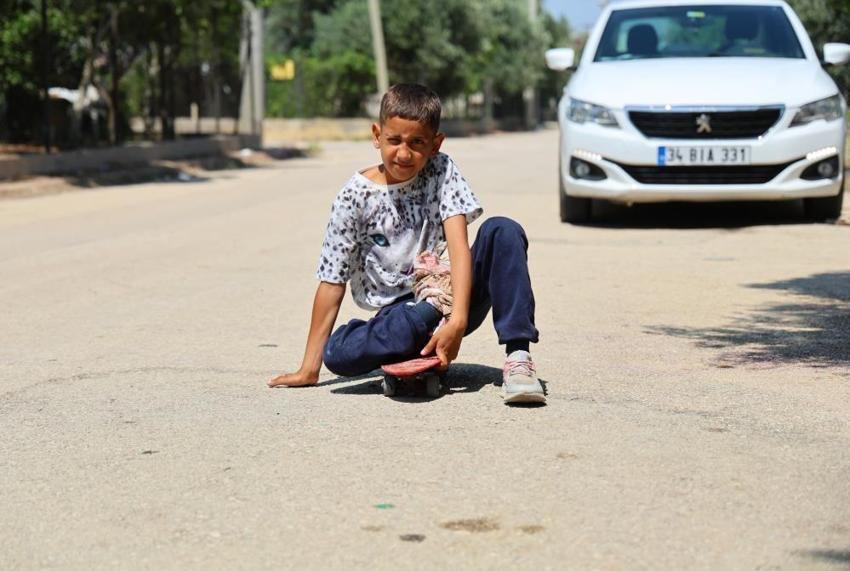 Adana'da bu da var: Baba kaçtı, anne hapiste! 11 yaşında tek ayakla yaşıyor