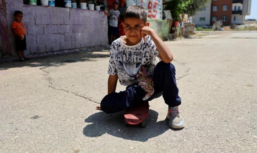 Adana'da bu da var: Baba kaçtı, anne hapiste! 11 yaşında tek ayakla yaşıyor