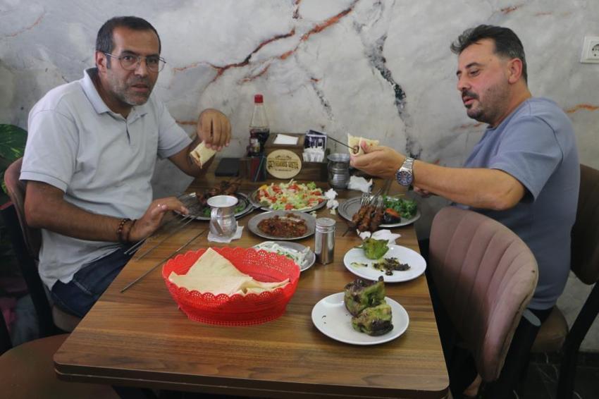 Diyarbakır'da 45 derece kavurucu sıcağa rağmen lezzetten vazgeçmiyorlar!