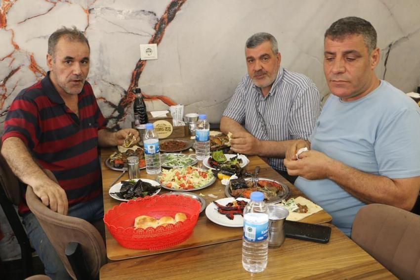 Diyarbakır'da 45 derece kavurucu sıcağa rağmen lezzetten vazgeçmiyorlar!