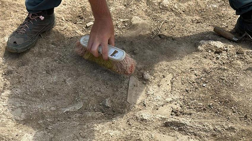 Çanakkale'de esrarengiz keşif! Kazma vurulunca gömü fışkırdı, 2 bin 700 yıllık düğüm çözülüyor