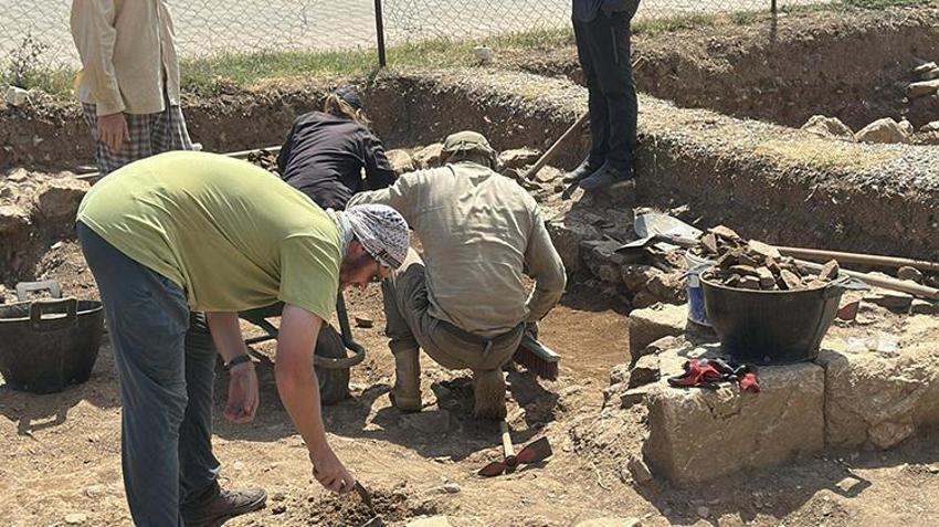 Çanakkale'de esrarengiz keşif! Kazma vurulunca gömü fışkırdı, 2 bin 700 yıllık düğüm çözülüyor