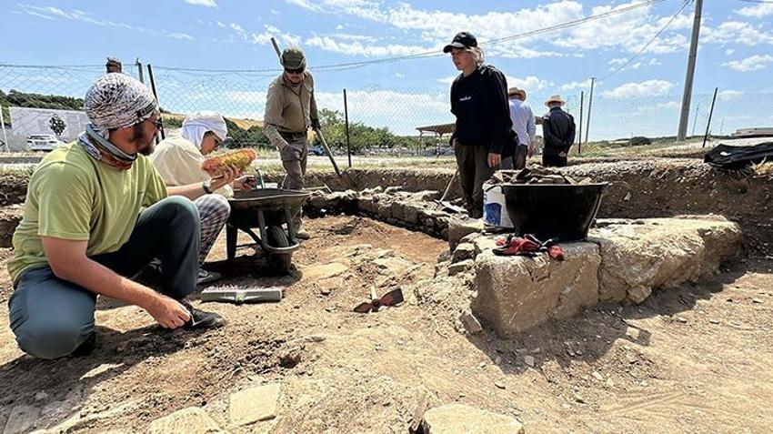 Çanakkale'de esrarengiz keşif! Kazma vurulunca gömü fışkırdı, 2 bin 700 yıllık düğüm çözülüyor