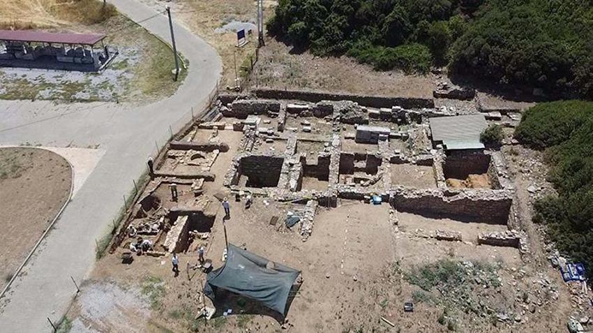 Çanakkale'de esrarengiz keşif! Kazma vurulunca gömü fışkırdı, 2 bin 700 yıllık düğüm çözülüyor