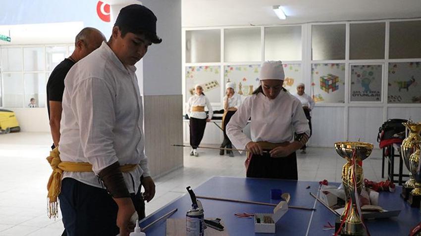 Okul koridorunda başladıkları serüvenleri şampiyonluk getirdi! Kırılan okları tamir edip yılmadılar