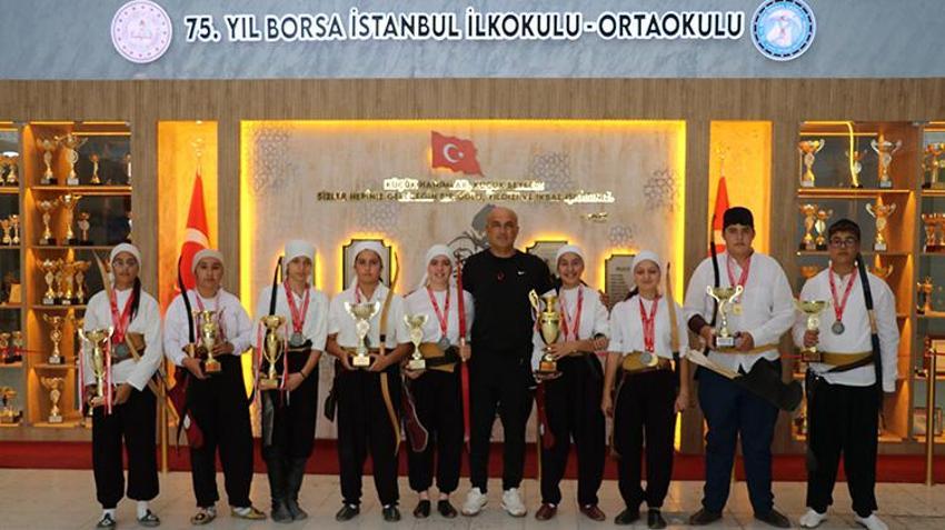 Okul koridorunda başladıkları serüvenleri şampiyonluk getirdi! Kırılan okları tamir edip yılmadılar