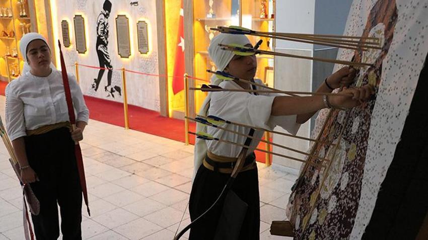 Okul koridorunda başladıkları serüvenleri şampiyonluk getirdi! Kırılan okları tamir edip yılmadılar