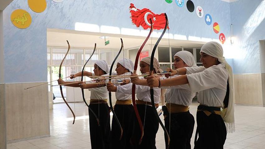 Okul koridorunda başladıkları serüvenleri şampiyonluk getirdi! Kırılan okları tamir edip yılmadılar