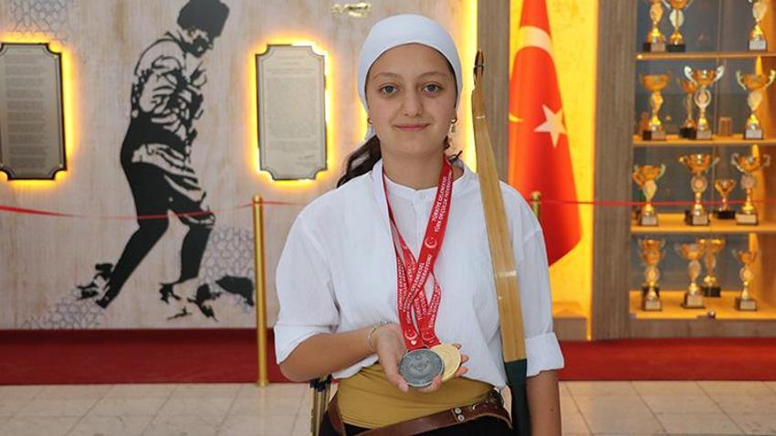 Okul koridorunda başladıkları serüvenleri şampiyonluk getirdi! Kırılan okları tamir edip yılmadılar