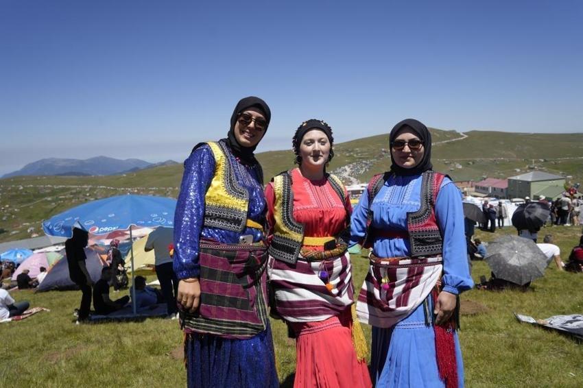 Gümüşhane sınırından başladı: Binlerce kişi bölgeye akın ediyor
