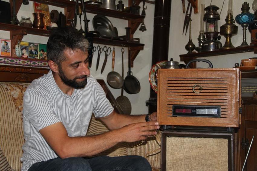 Eski eşyalar yeniden hayat buldu: Hurda malzemelerden nostaljik radyo yapıyor