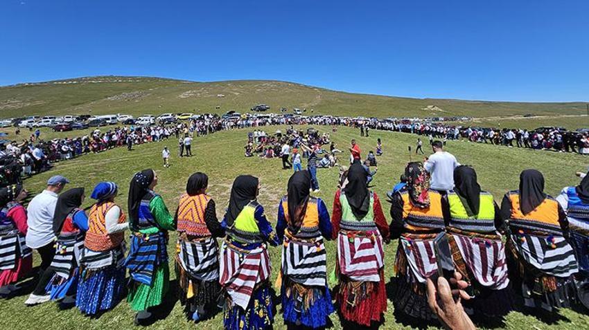 Kadırga Yaylası'nda gelenek bozulmadı: Üstü açık camide namaz kılındı, horon oynandı