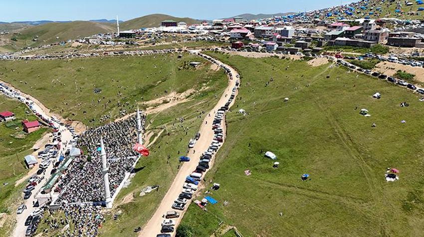 Kadırga Yaylası'nda gelenek bozulmadı: Üstü açık camide namaz kılındı, horon oynandı