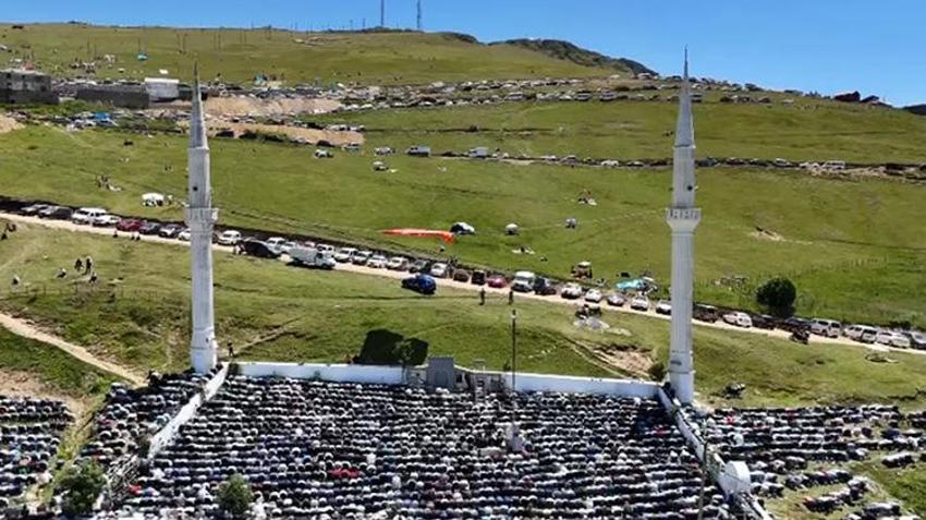Kadırga Yaylası'nda gelenek bozulmadı: Üstü açık camide namaz kılındı, horon oynandı
