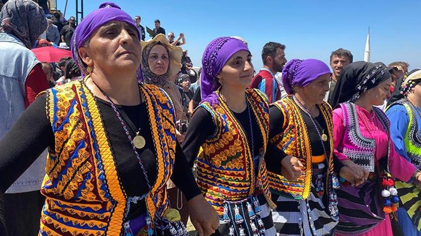 Kadırga Yaylası'nda gelenek bozulmadı: Üstü açık camide namaz kılındı, horon oynandı