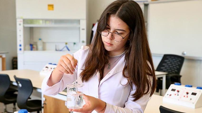 Kocaeli'nden Kuzey Kutbu'na gidip ortaya çıkardı! Lise öğrencisi Elif projesiyle çığır açacak