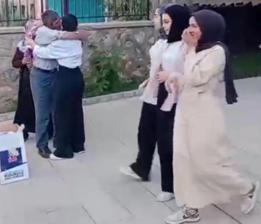 YKS sınavı çıkışı babasının çiçekle karşıladığı Çimen Gülen: Gelen puanla babamın o anı şimdi gururla taçlandı