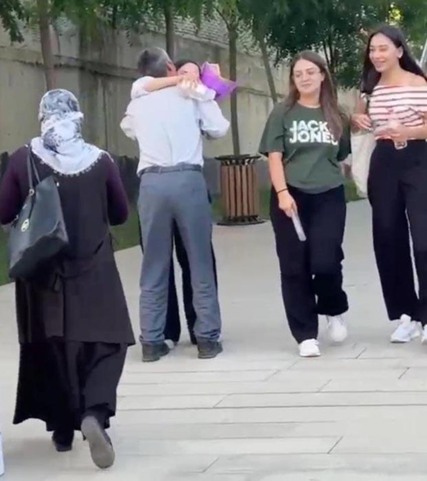 YKS sınavı çıkışı babasının çiçekle karşıladığı Çimen Gülen: Gelen puanla babamın o anı şimdi gururla taçlandı