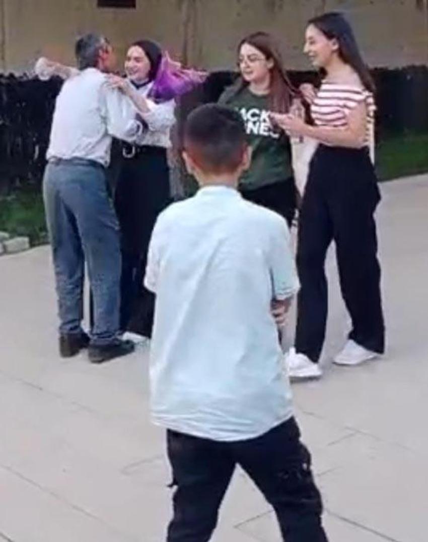 YKS sınavı çıkışı babasının çiçekle karşıladığı Çimen Gülen: Gelen puanla babamın o anı şimdi gururla taçlandı