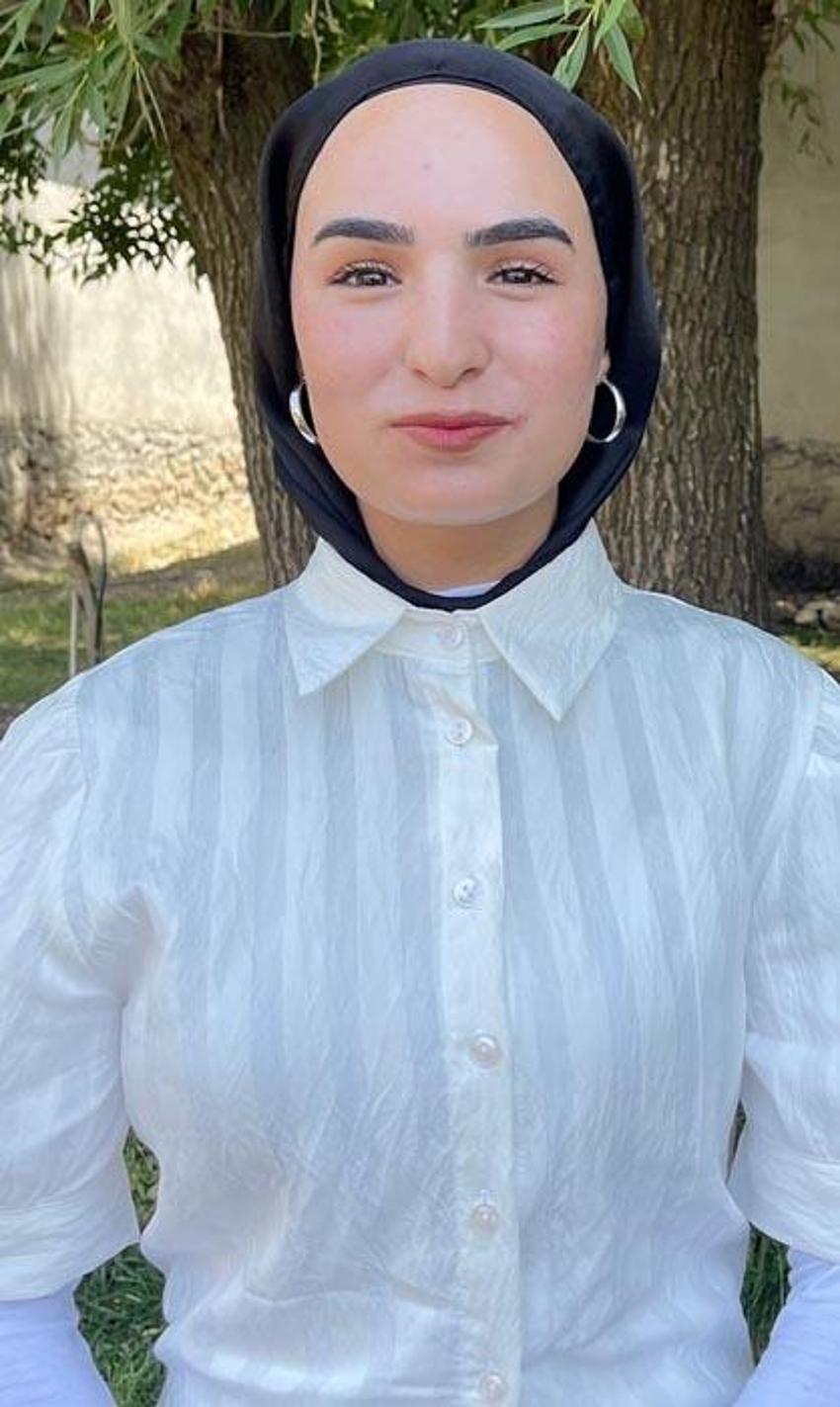 YKS sınavı çıkışı babasının çiçekle karşıladığı Çimen Gülen: Gelen puanla babamın o anı şimdi gururla taçlandı