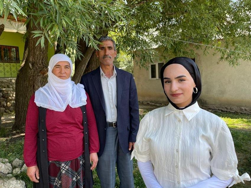 YKS sınavı çıkışı babasının çiçekle karşıladığı Çimen Gülen: Gelen puanla babamın o anı şimdi gururla taçlandı