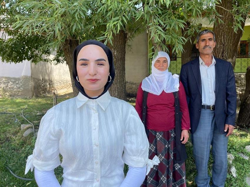 YKS sınavı çıkışı babasının çiçekle karşıladığı Çimen Gülen: Gelen puanla babamın o anı şimdi gururla taçlandı