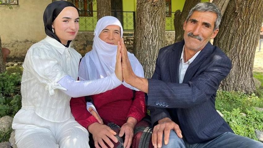 YKS sınavı çıkışı babasının çiçekle karşıladığı Çimen Gülen: Gelen puanla babamın o anı şimdi gururla taçlandı