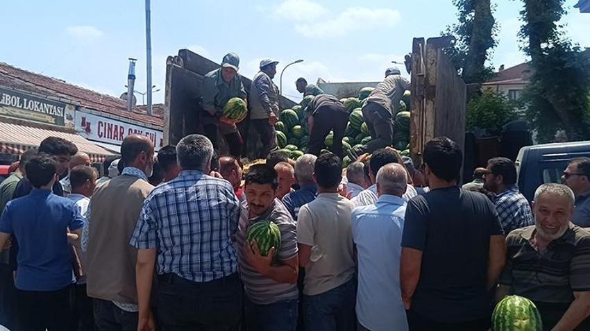 Karpuz üreticisine büyük destek! 20 ton ürün alıp ücretsiz dağıttılar