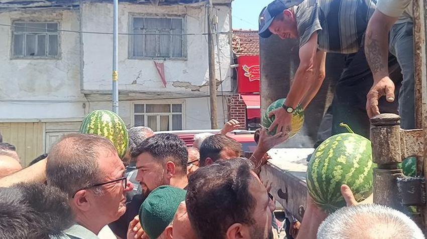Karpuz üreticisine büyük destek! 20 ton ürün alıp ücretsiz dağıttılar