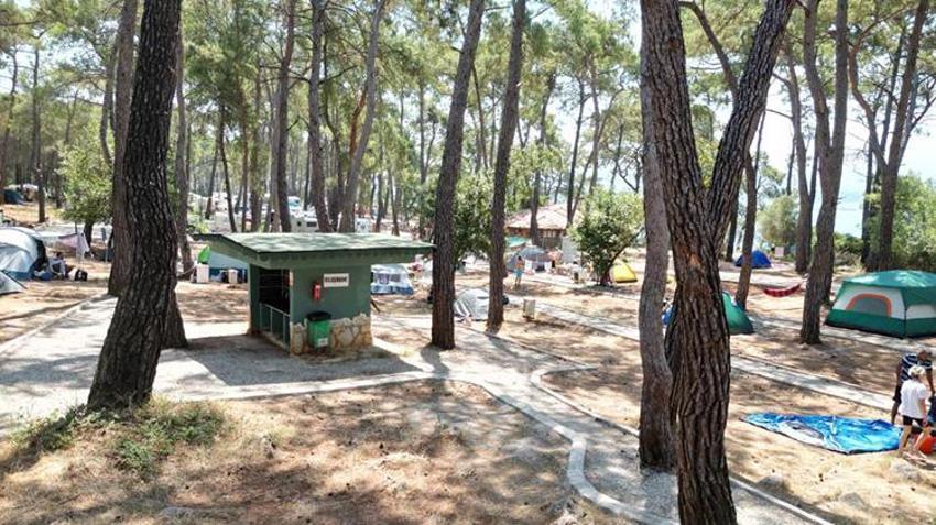 Karavan, çadır, taş ev... 8 yıldır aynı yerden vazgeçmiyorlar