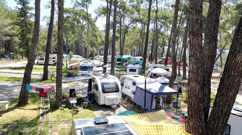 Karavan, çadır, taş ev... 8 yıldır aynı yerden vazgeçmiyorlar