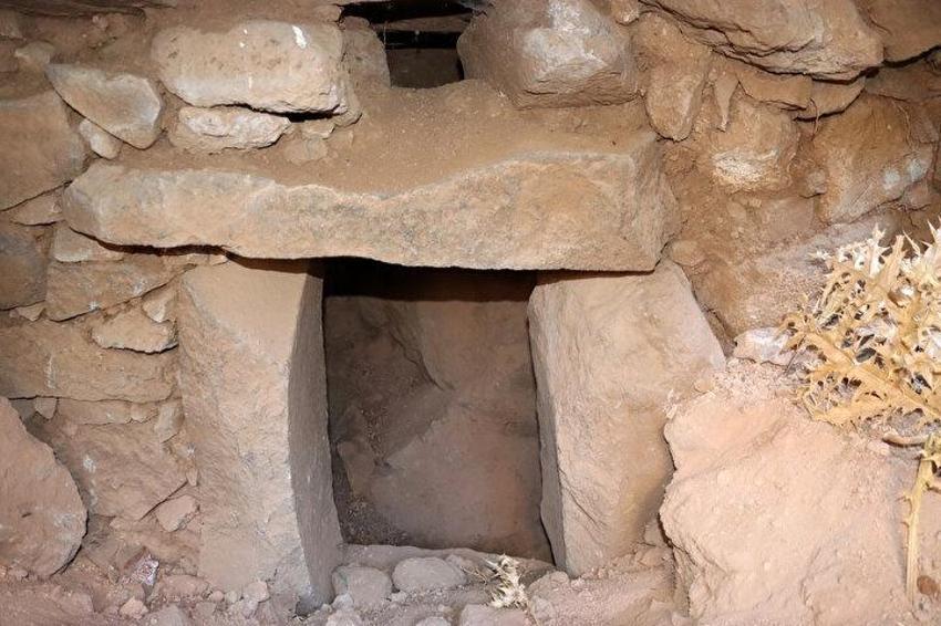 Mezarın içinden işaretli çıktı: Van'da kale kazısında böylesi görülmedi! Jandarma elleriyle temizledi