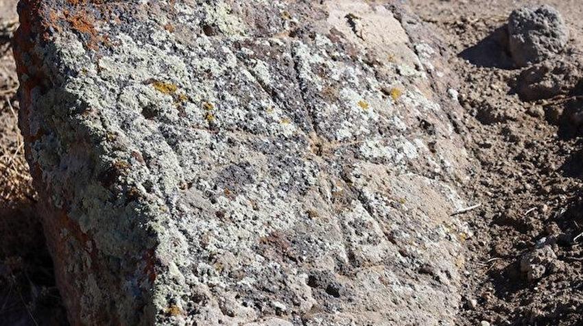Mezarın içinden işaretli çıktı: Van'da kale kazısında böylesi görülmedi! Jandarma elleriyle temizledi