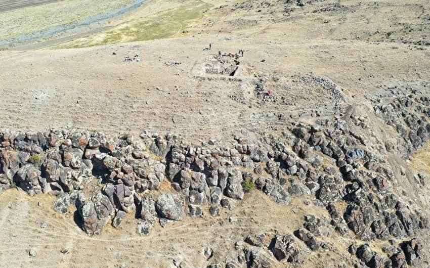 Mezarın içinden işaretli çıktı: Van'da kale kazısında böylesi görülmedi! Jandarma elleriyle temizledi
