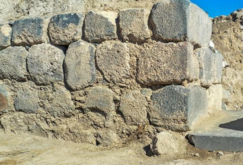 Mezarın içinden işaretli çıktı: Van'da kale kazısında böylesi görülmedi! Jandarma elleriyle temizledi