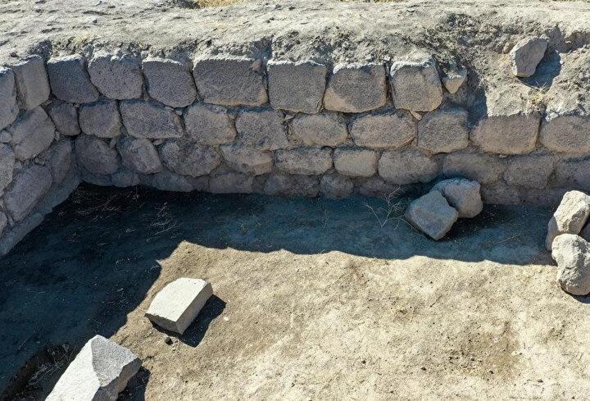 Mezarın içinden işaretli çıktı: Van'da kale kazısında böylesi görülmedi! Jandarma elleriyle temizledi